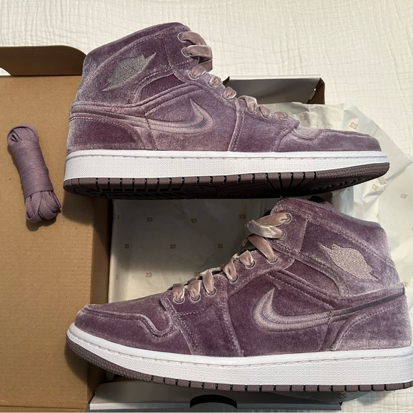 Nike women’s Air Jordan 1 Mid SE - Picture 1 of 6